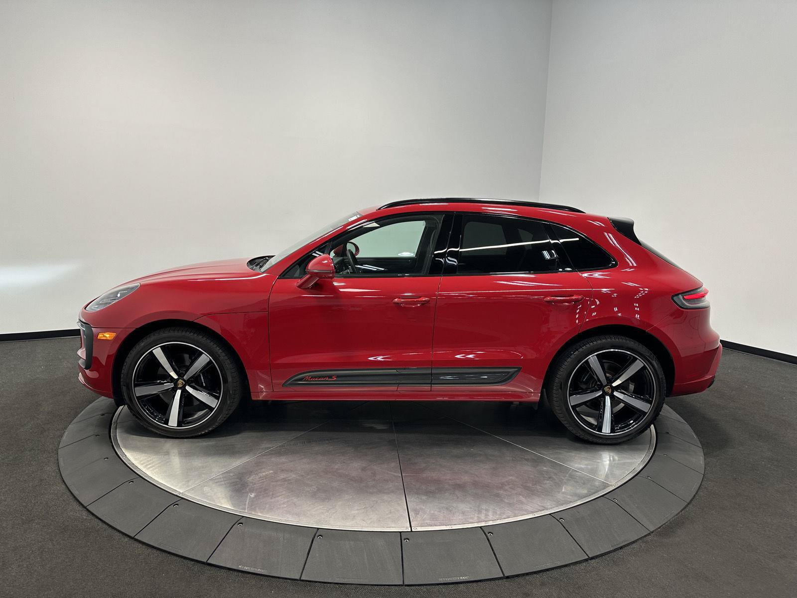 Used 2024 Porsche Macan S AWD/4WD image 2