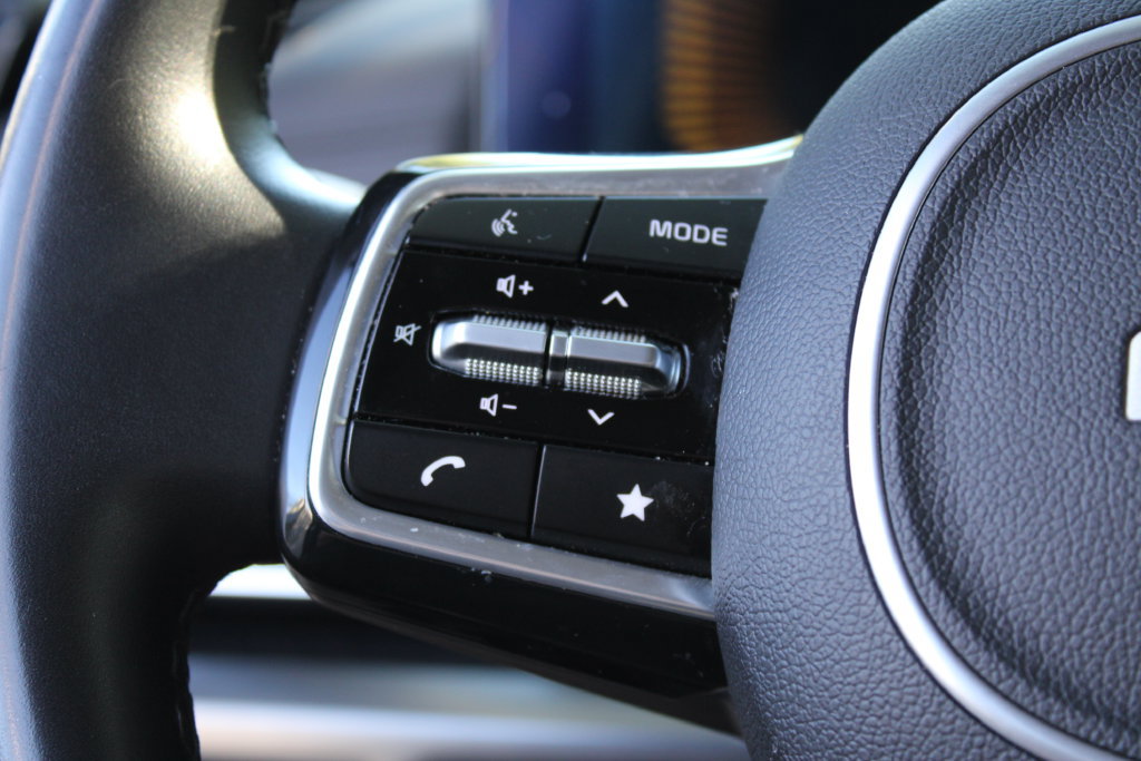 Used 2025 Kia Carnival FWD image 13