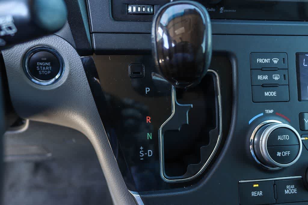 Used 2015 Toyota Sienna XLE w/ XLE Navigation Package FWD image 18