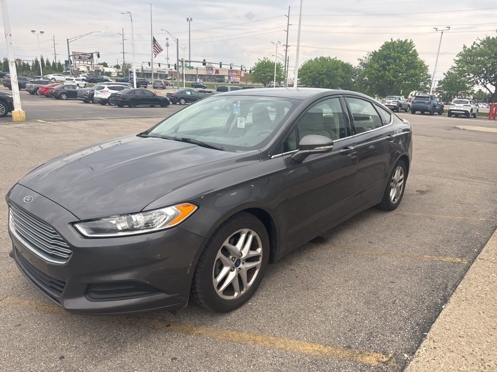 Used 2016 Ford Fusion SE FWD image 4