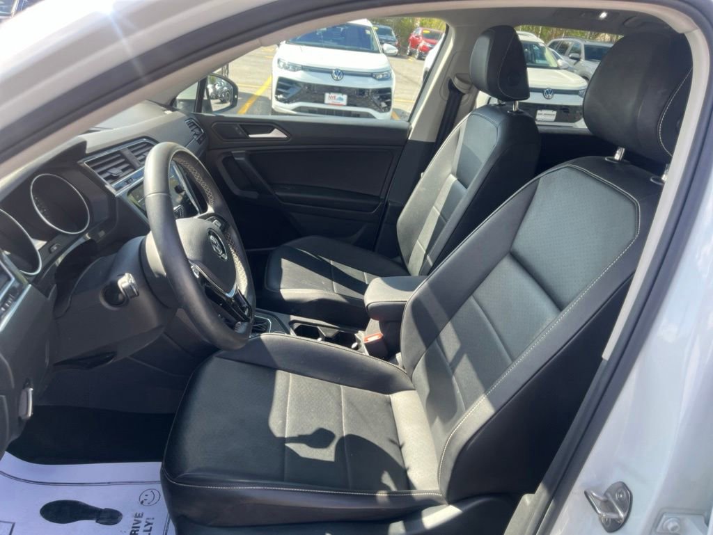 Used 2021 Volkswagen Tiguan SE w/ Panoramic Sunroof Package AWD/4WD image 11
