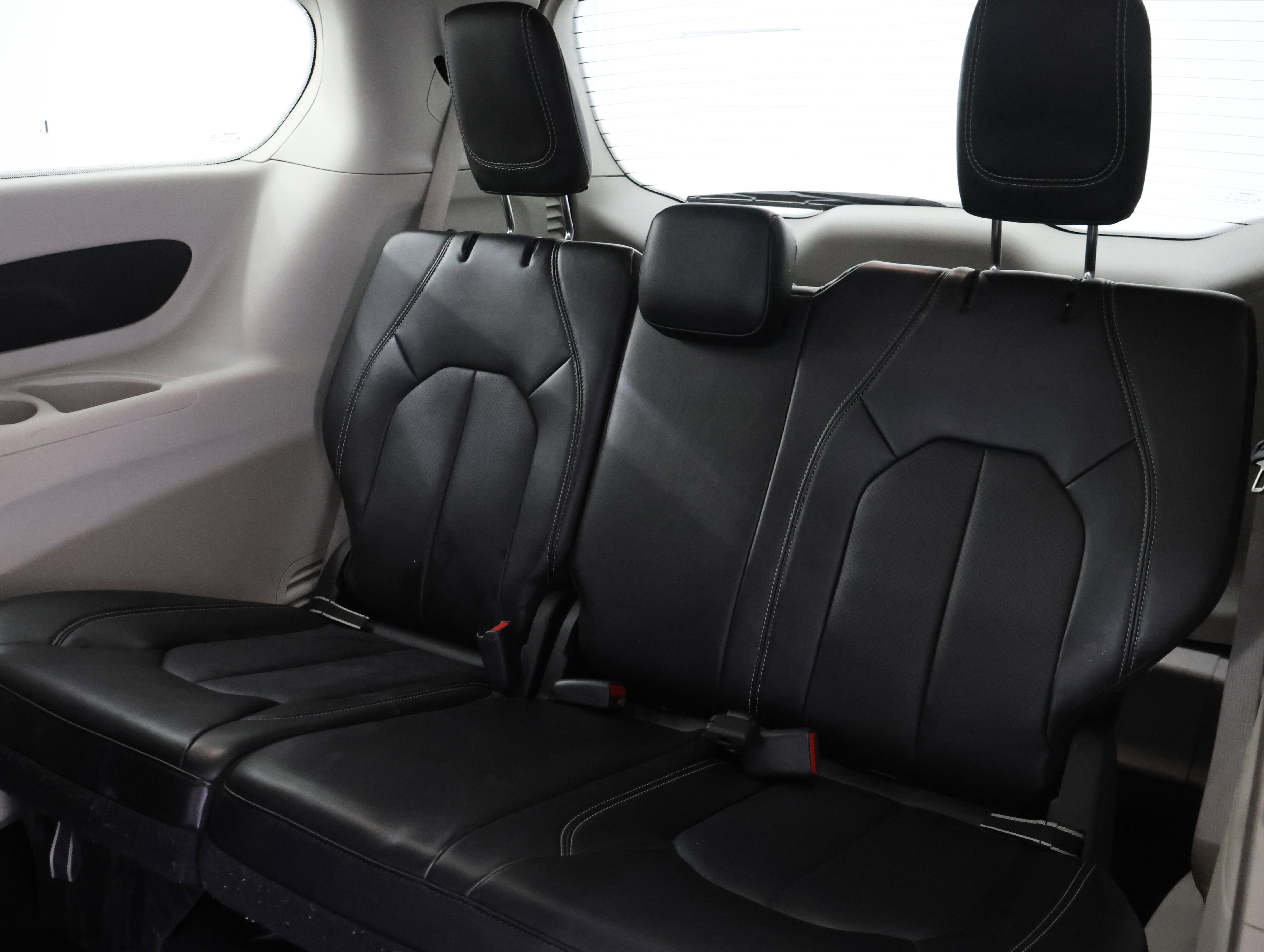 Used 2024 Chrysler Pacifica Touring-L FWD image 10