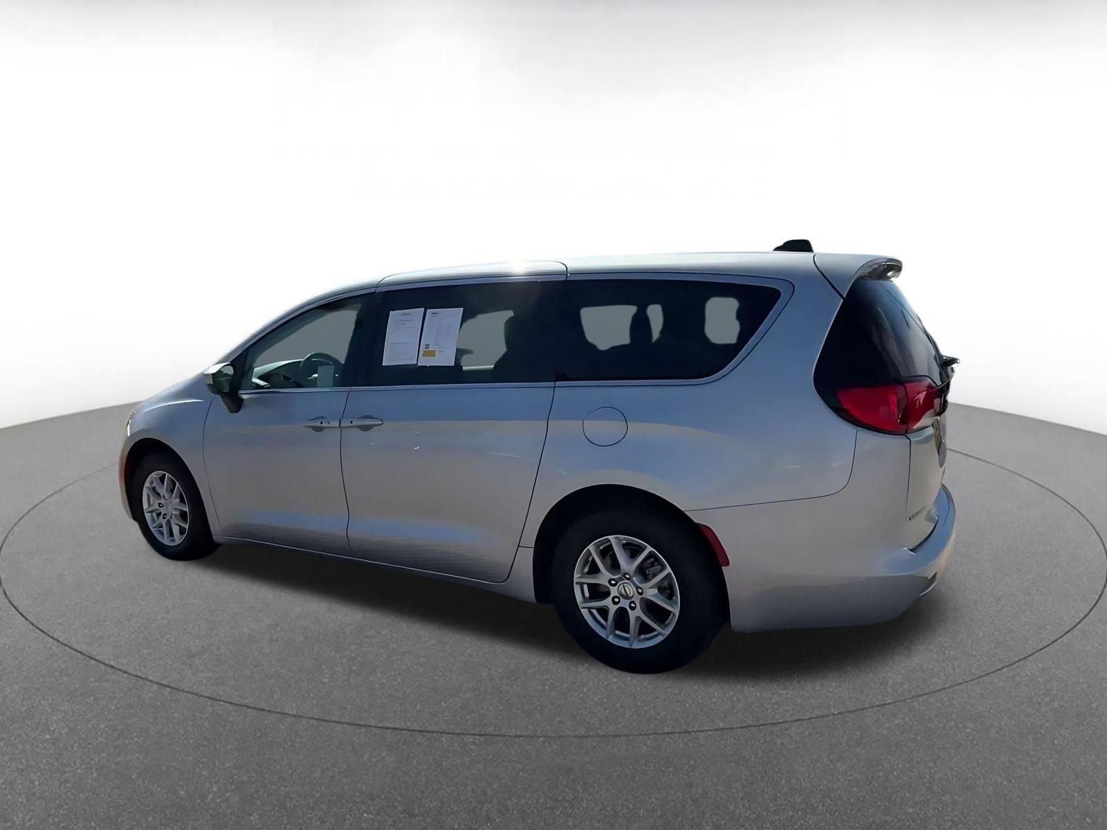 Used 2023 Chrysler Voyager LX FWD image 9