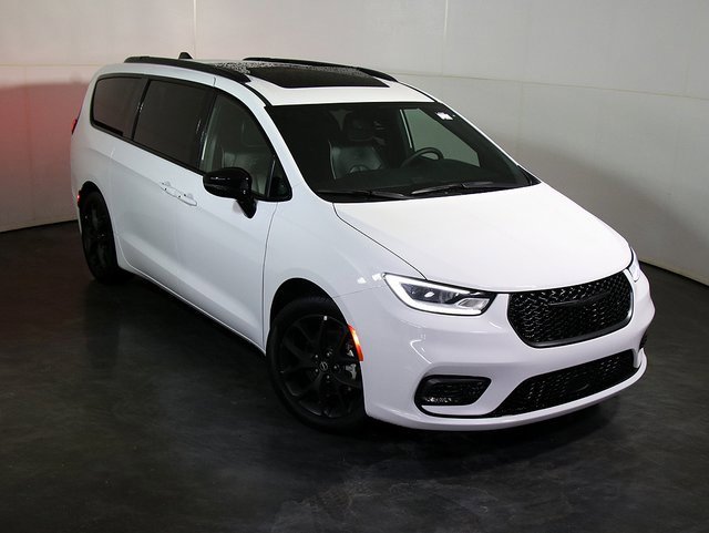 Used 2025 Chrysler Pacifica Limited image 7