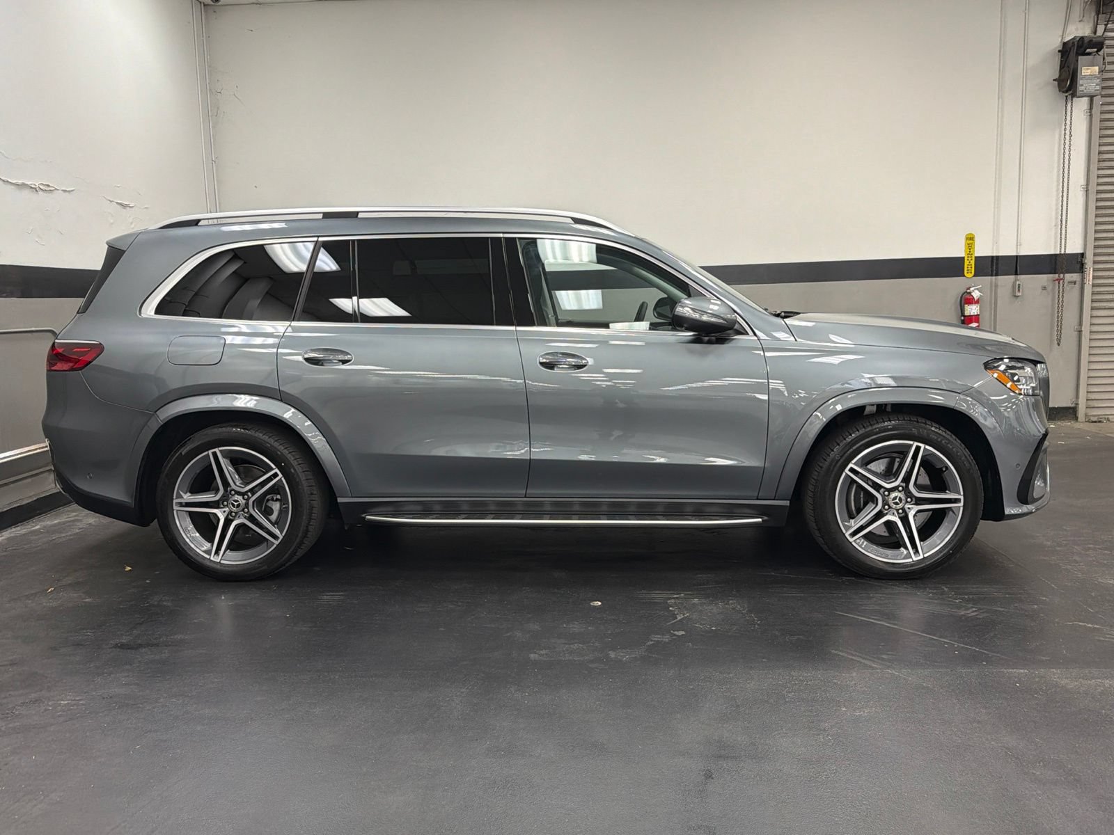Used 2026 Mercedes-Benz GLS 450 4MATIC w/ AMG Line Exterior image 3