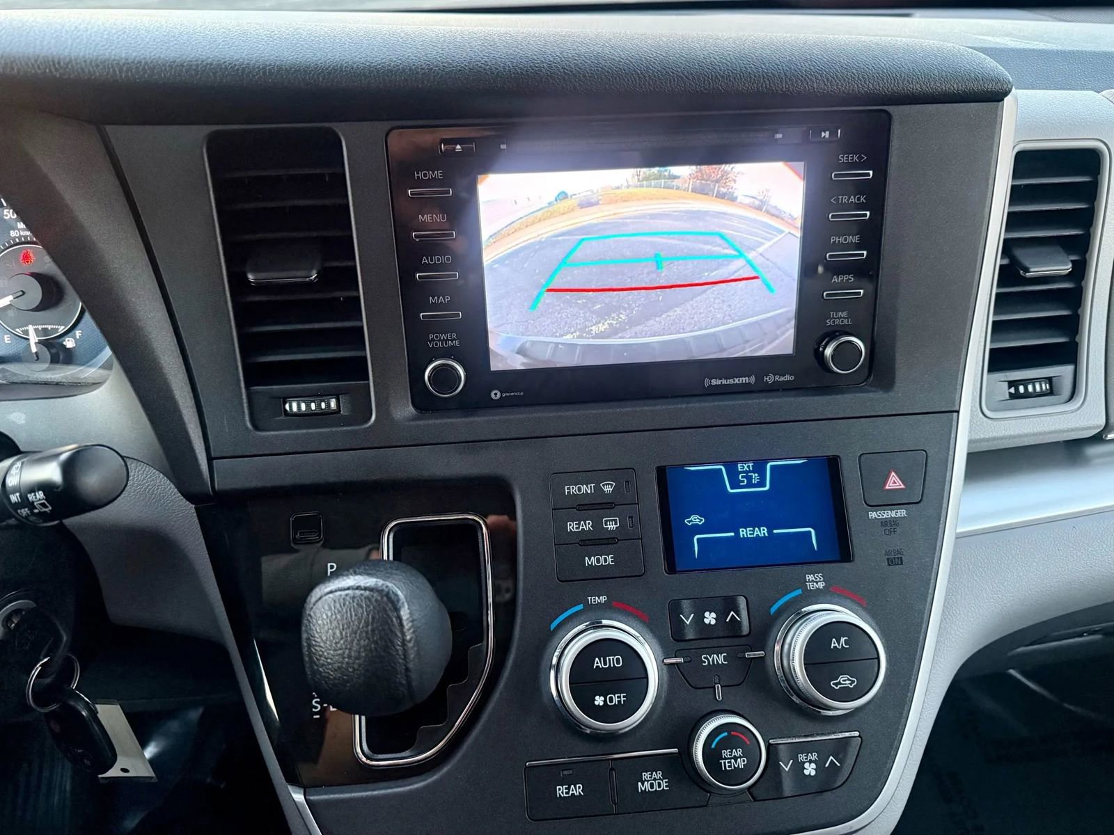 Used 2020 Toyota Sienna LE image 10