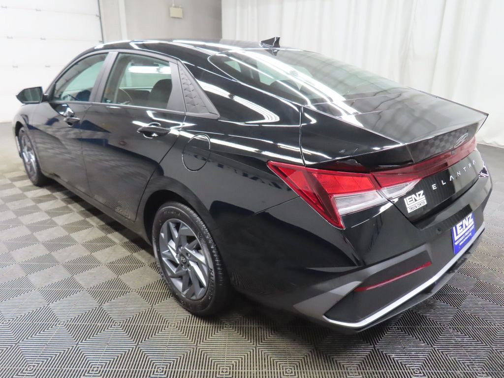 Used 2024 Hyundai Elantra SEL FWD image 6