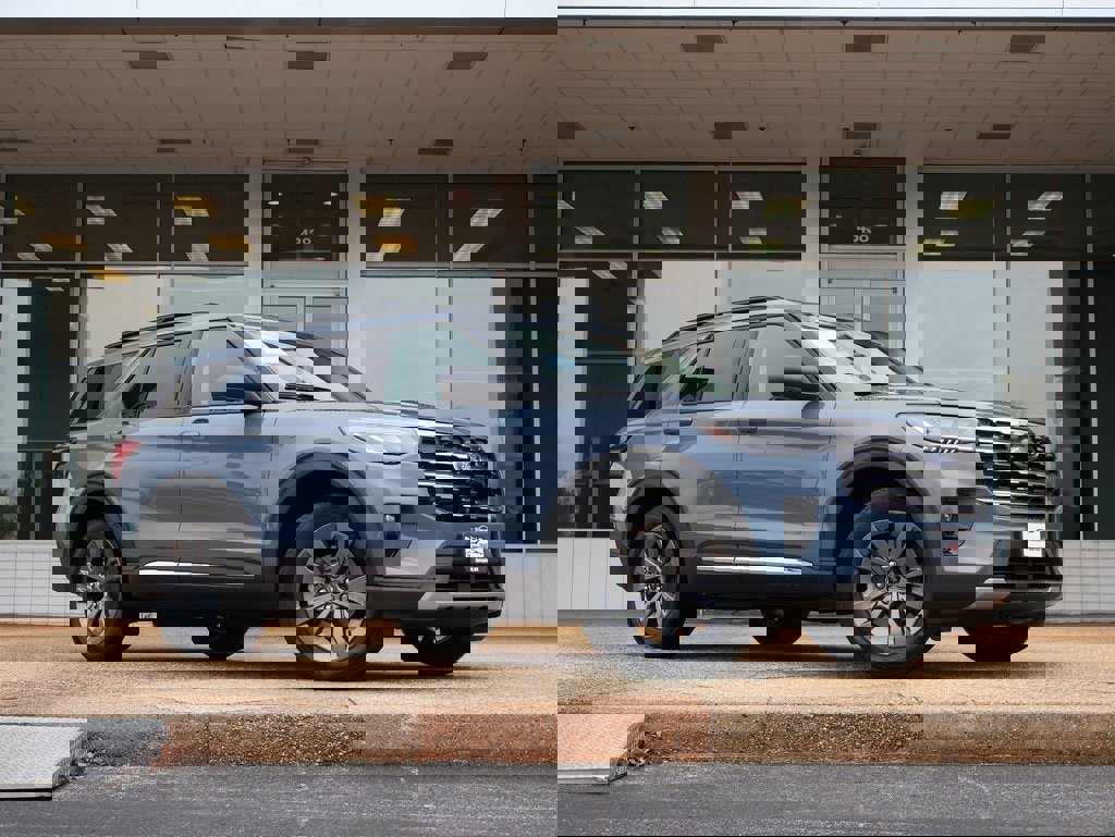 Used 2025 Ford Explorer Active w/ Active Comfort Package image 2