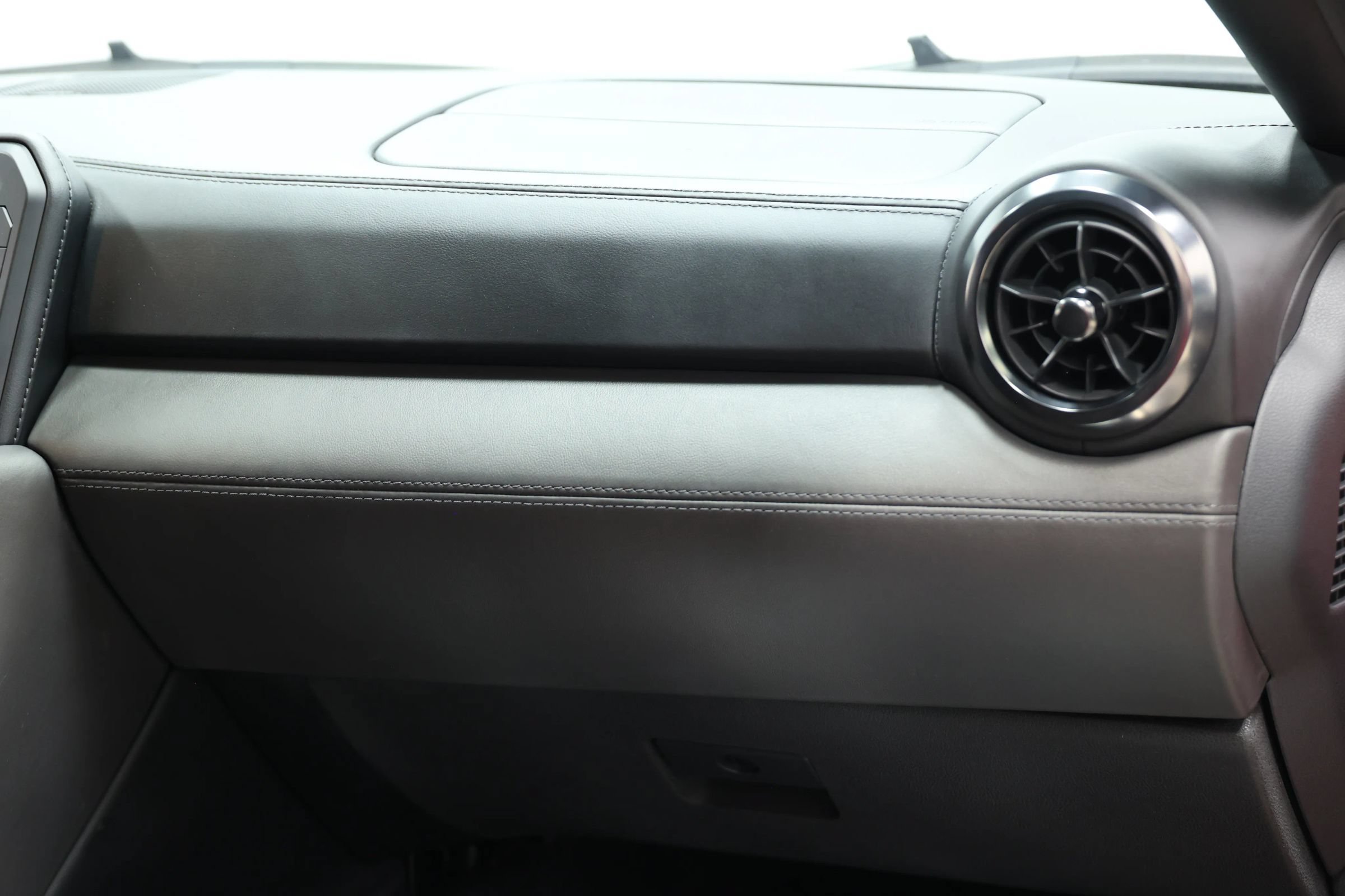 Used 2019 Nissan GT-R Premium w/ Premium Interior Package AWD/4WD image 90