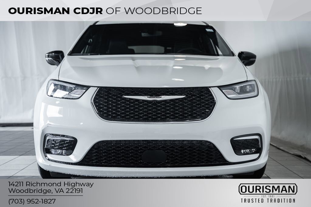 Used 2025 Chrysler Pacifica Select image 2