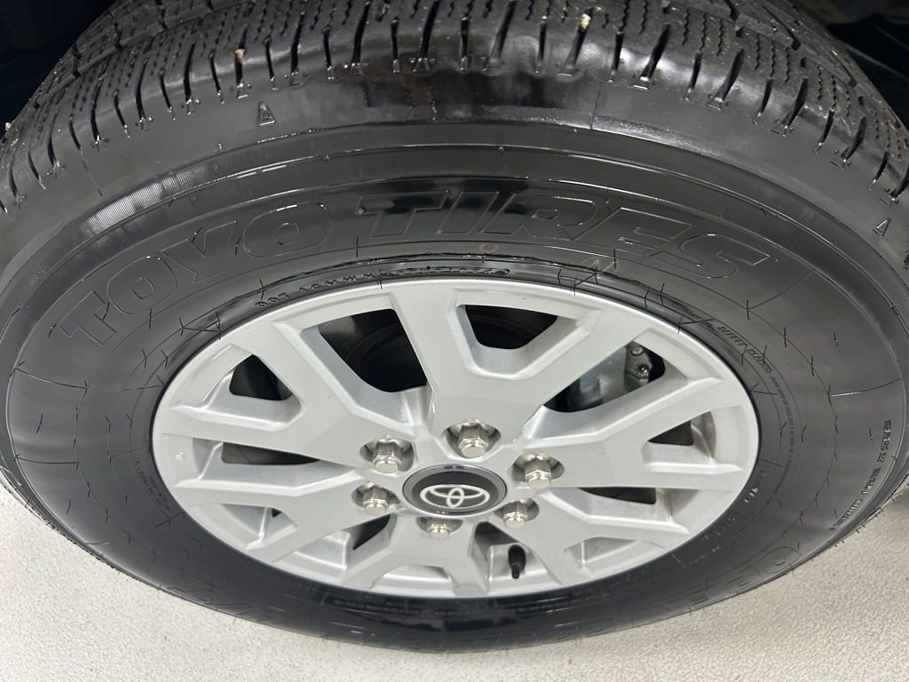 Used 2024 Toyota Tacoma SR5 AWD/4WD image 9