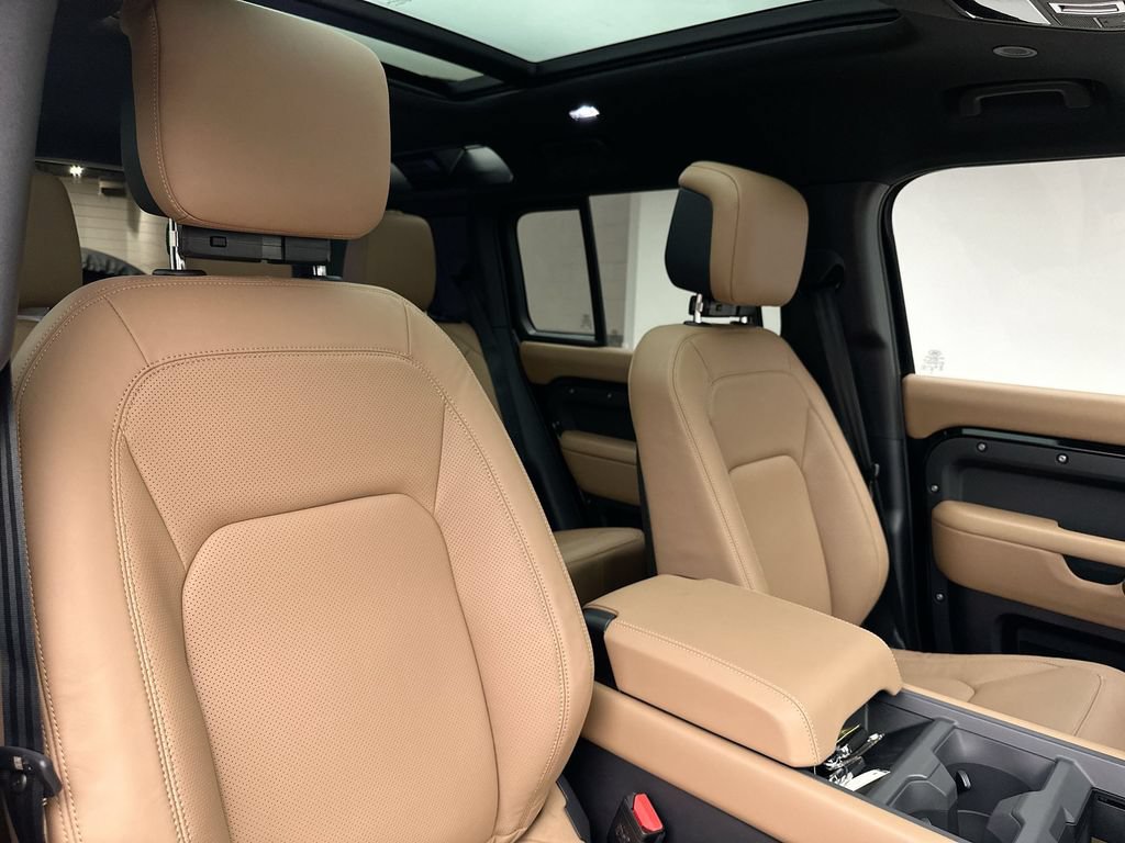 Certified 2025 Land Rover Defender 110 X-Dynamic SE AWD/4WD image 3