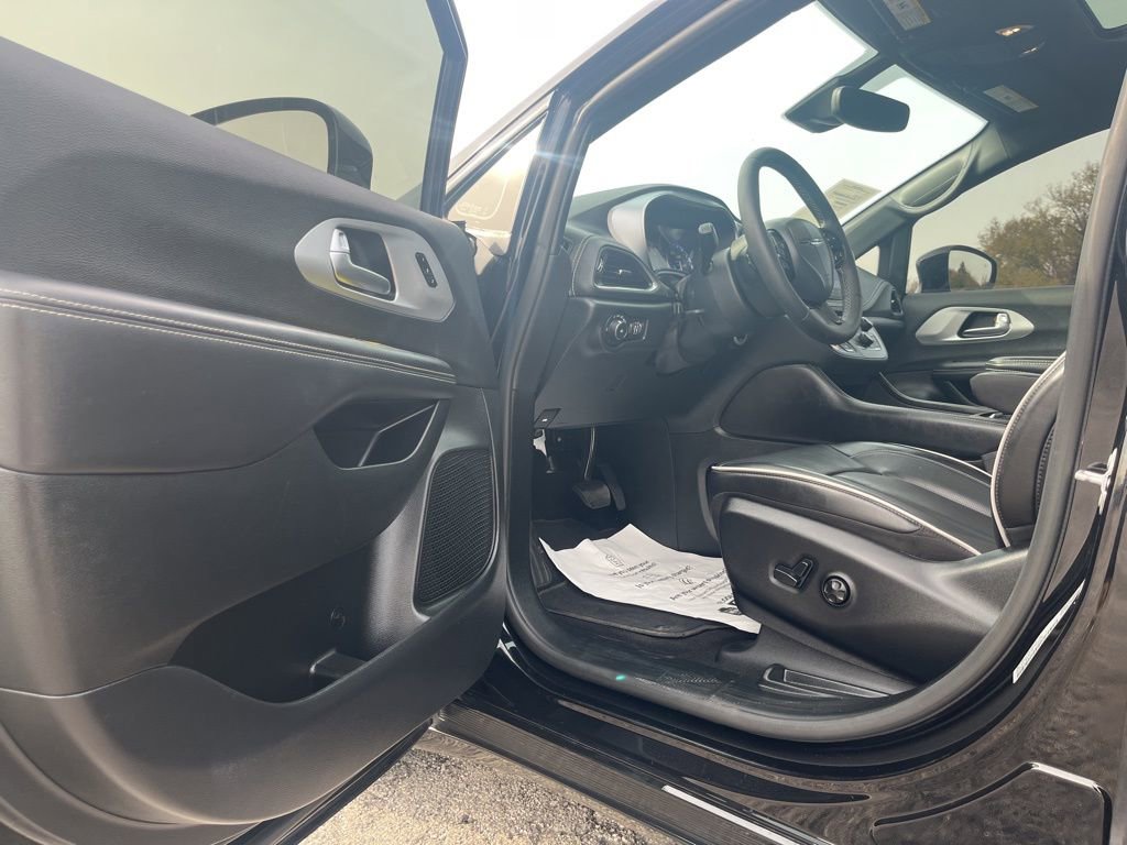 Used 2025 Chrysler Pacifica Limited image 9