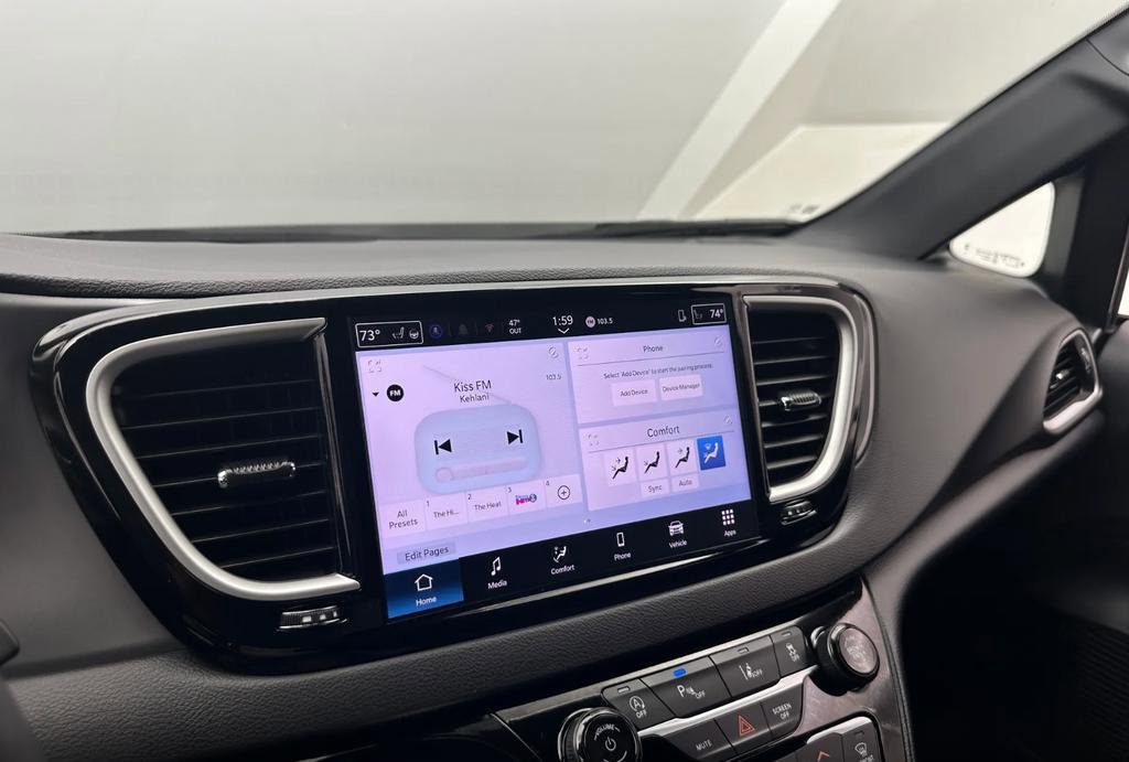 Used 2025 Chrysler Pacifica Limited image 13