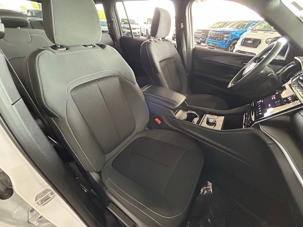 Used 2025 Jeep Grand Cherokee L Laredo image 37