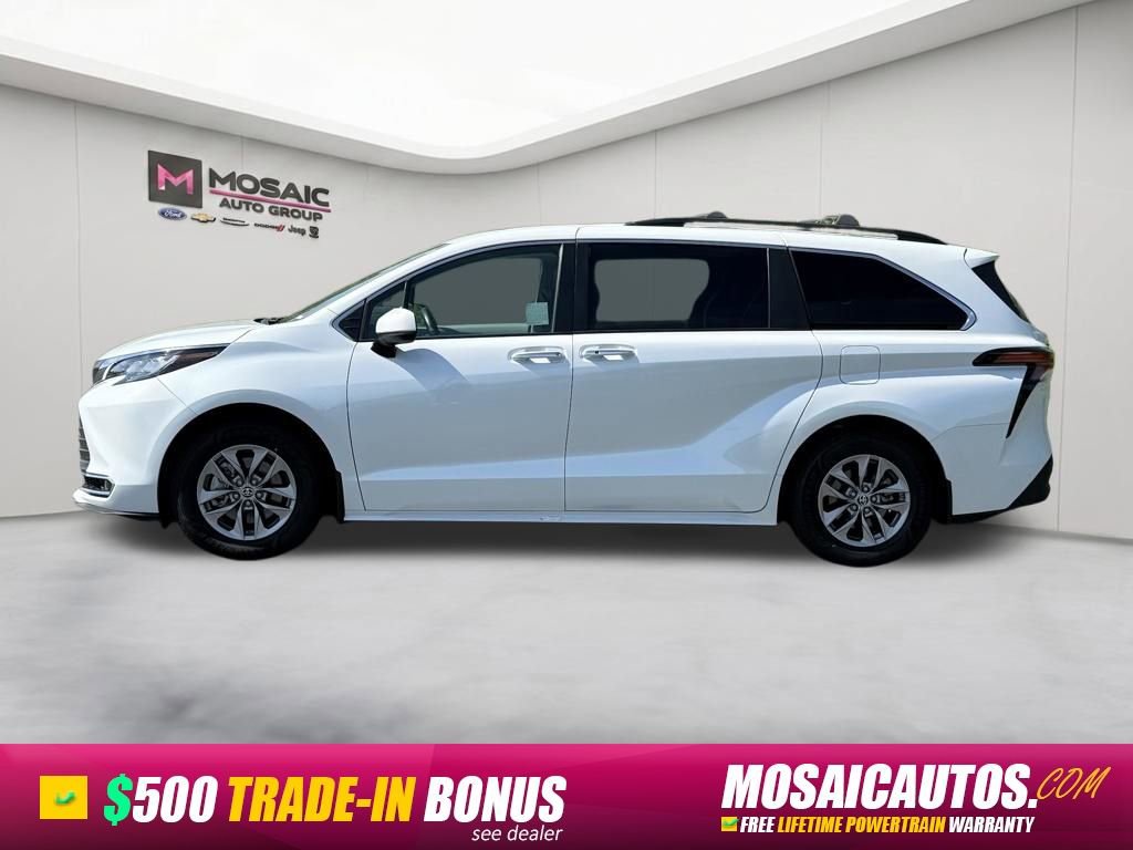Used 2022 Toyota Sienna XLE w/ XLE Plus Package FWD image 4