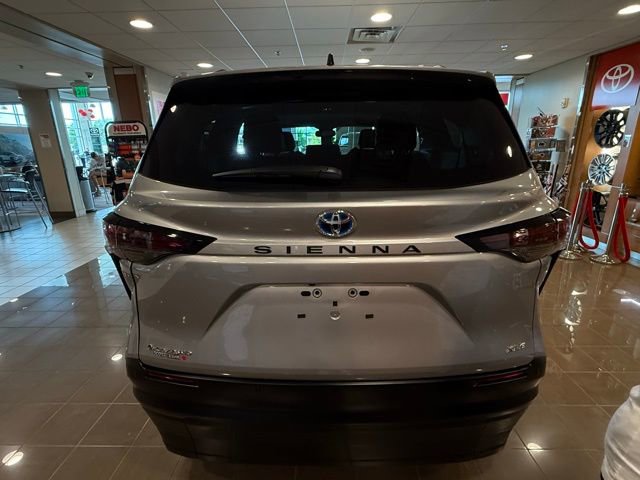 Used 2025 Toyota Sienna XLE image 6