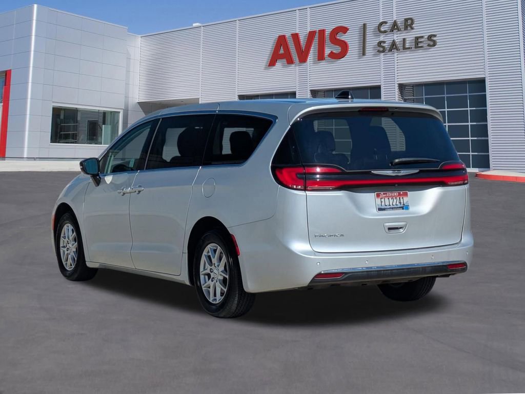 Used 2024 Chrysler Pacifica Touring-L image 9