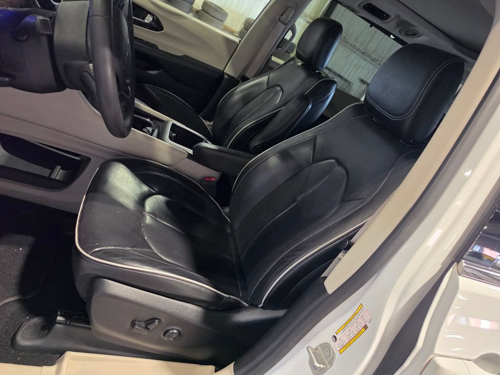Used 2023 Chrysler Pacifica Limited FWD image 6