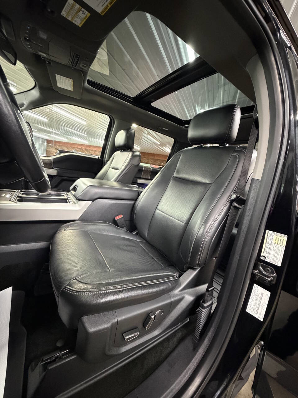 Used 2017 Ford F350 Lariat w/ Lariat Ultimate Package AWD/4WD image 28