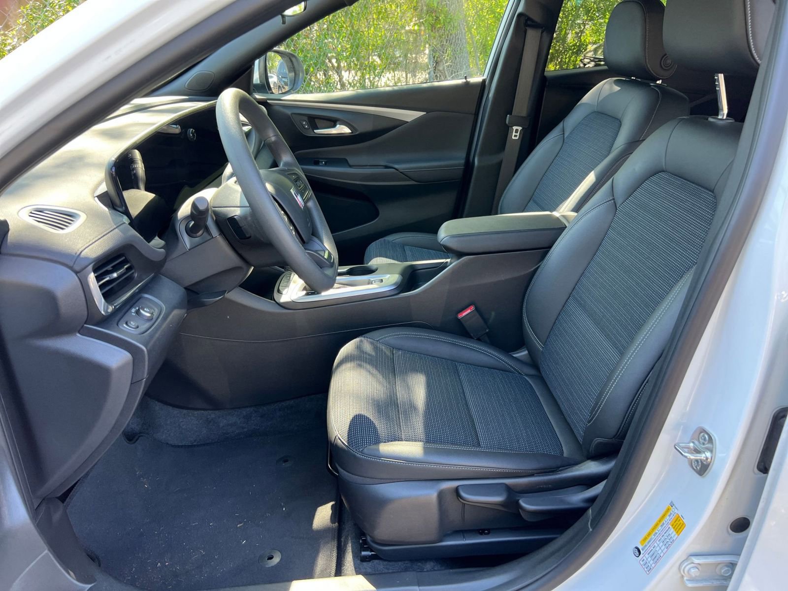 Used 2025 Buick Envista Preferred image 23