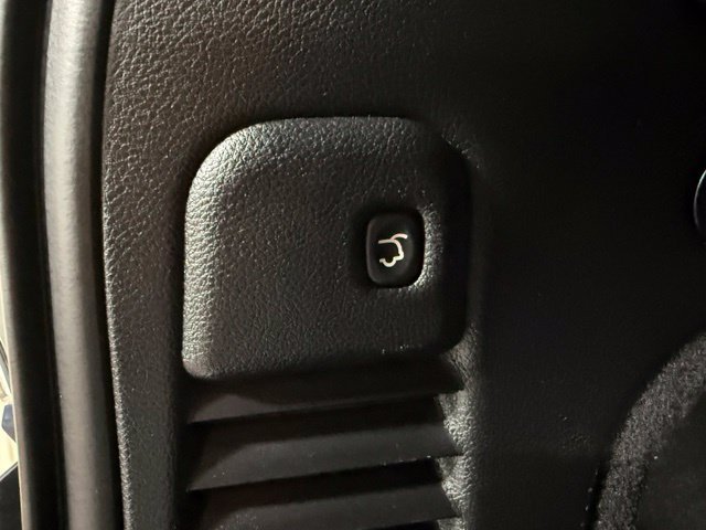 Used 2019 Jeep Grand Cherokee Overland AWD/4WD image 23