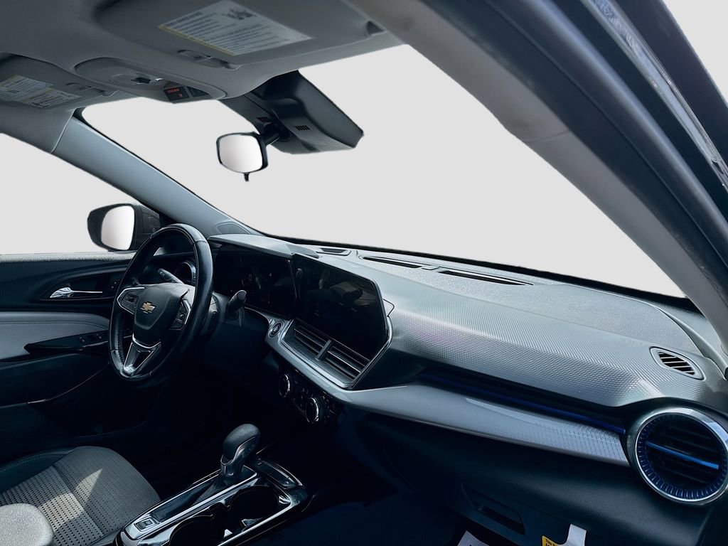 Certified 2024 Chevrolet Trax LT w/ LT Convenience Package image 19