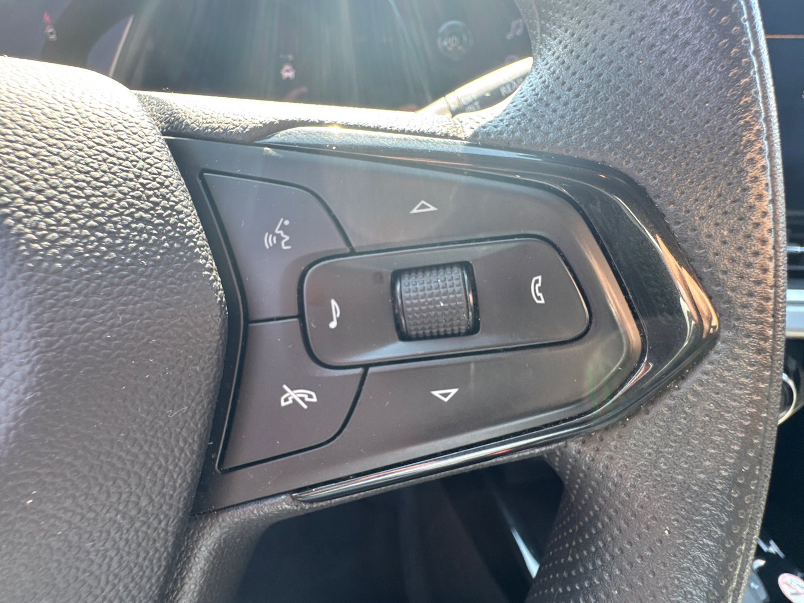 Used 2025 Chevrolet Trax LT FWD image 26