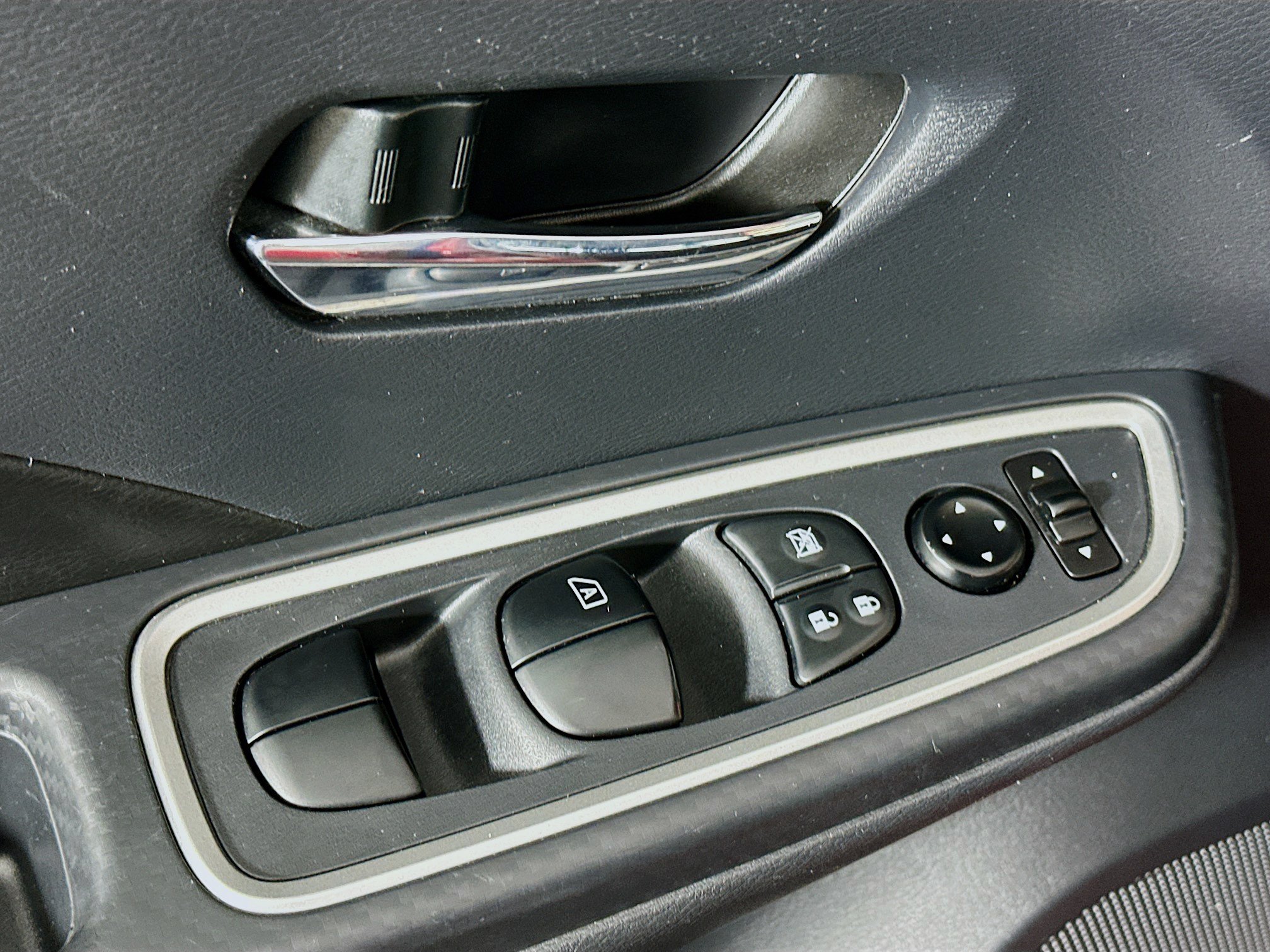 Used 2025 Nissan Versa SR w/ Trunk Package FWD image 15