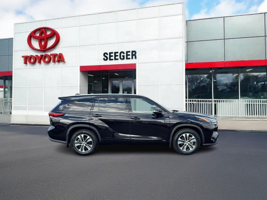 Used 2021 Toyota Highlander XLE AWD/4WD image 2