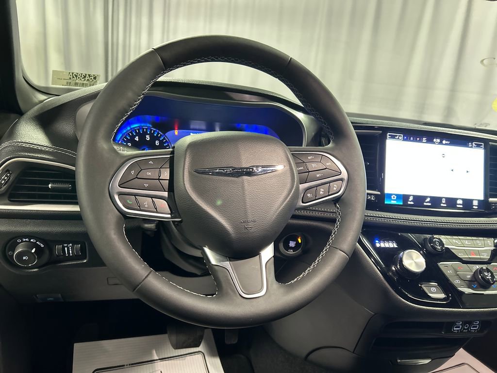 Used 2025 Chrysler Pacifica Select image 15
