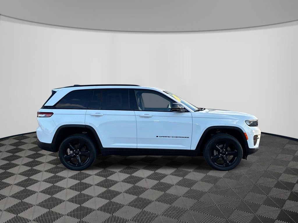 Used 2022 Jeep Grand Cherokee Altitude AWD/4WD image 8