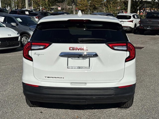 Used 2024 GMC Terrain SLE image 3