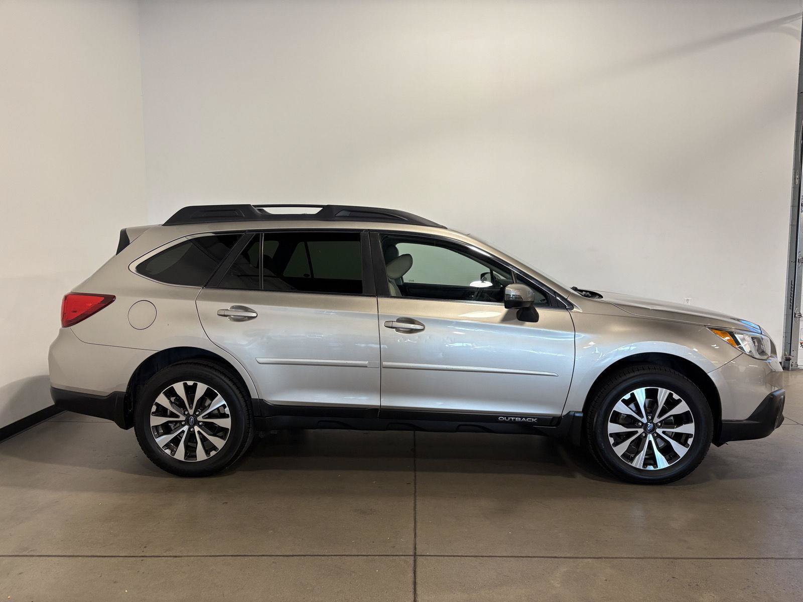 Used 2017 Subaru Outback 2.5i Limited AWD/4WD image 2