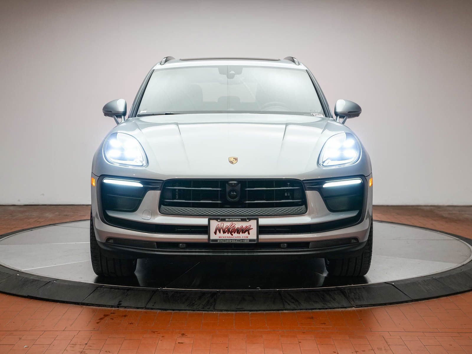 Certified 2025 Porsche Macan image 14