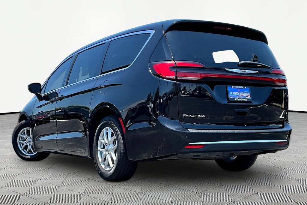 Used 2024 Chrysler Pacifica Touring-L FWD image 5