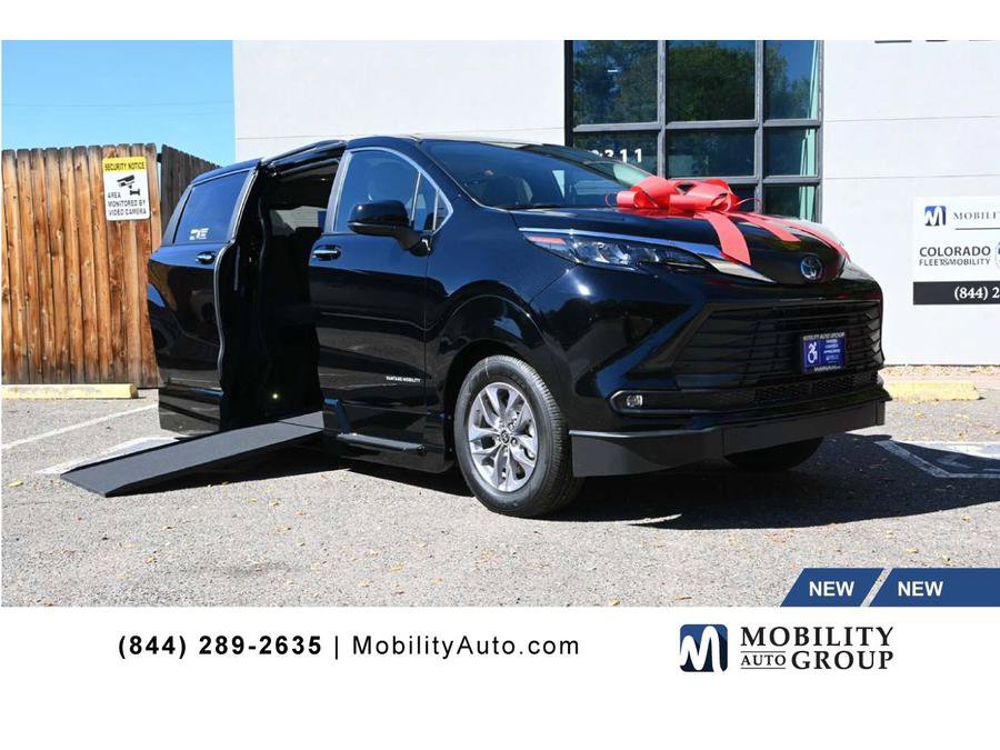 New 2025 Toyota Sienna XLE w/ XLE Plus Package AWD/4WD image 1