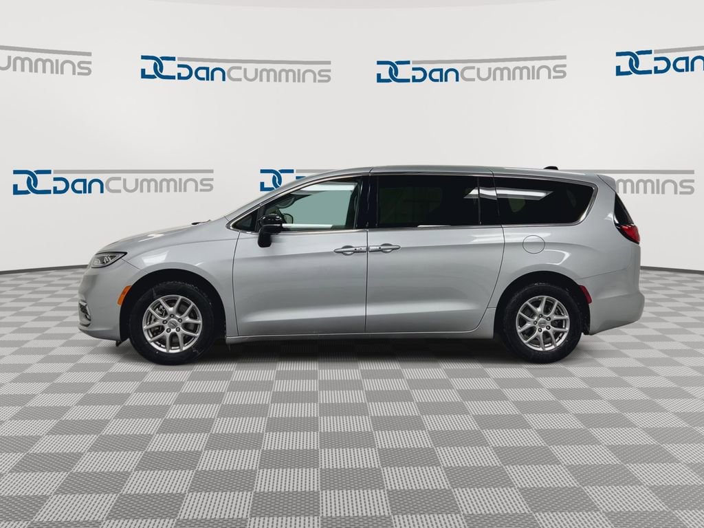 Used 2024 Chrysler Pacifica Touring-L image 5