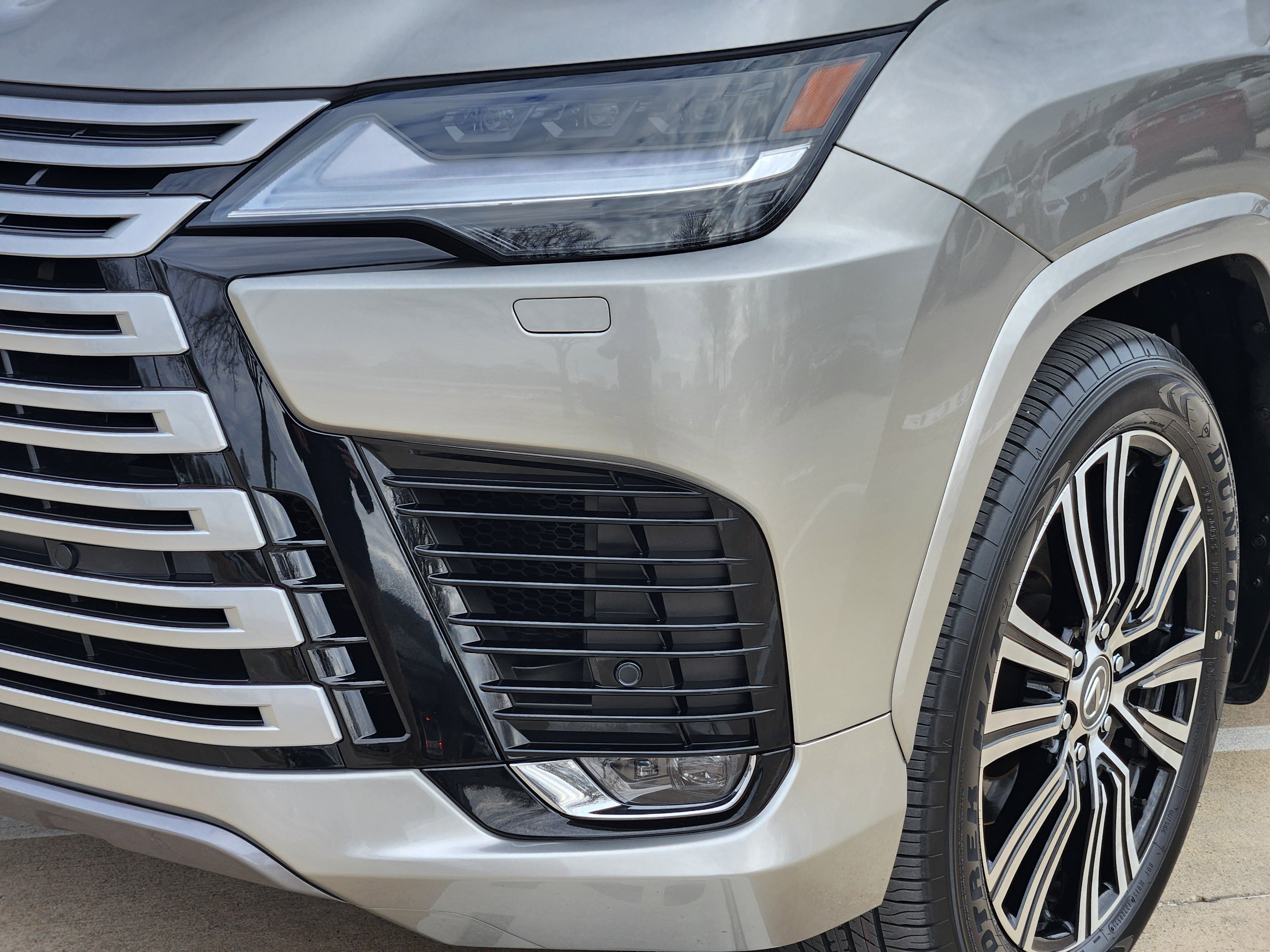 Used 2025 Lexus LX 600 4WD w/ Luxury Package image 6