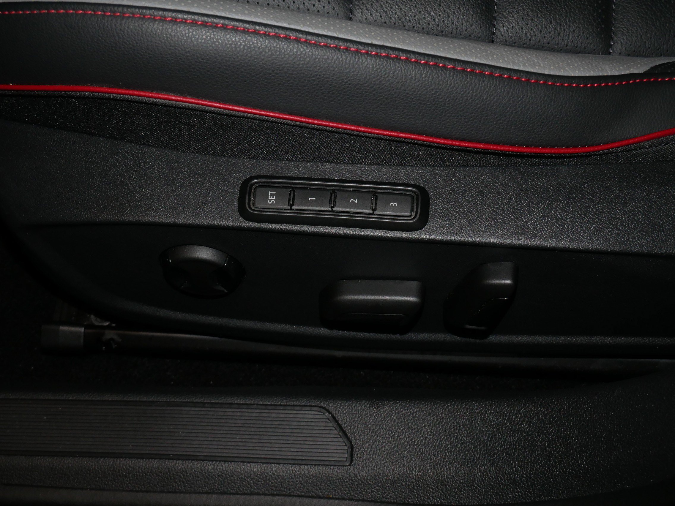 Certified 2025 Volkswagen GTI Autobahn FWD image 17