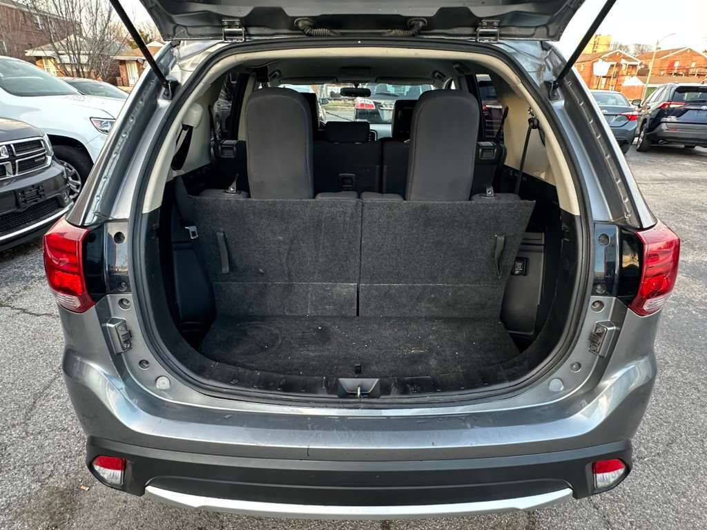 Used 2017 Mitsubishi Outlander SE image 25