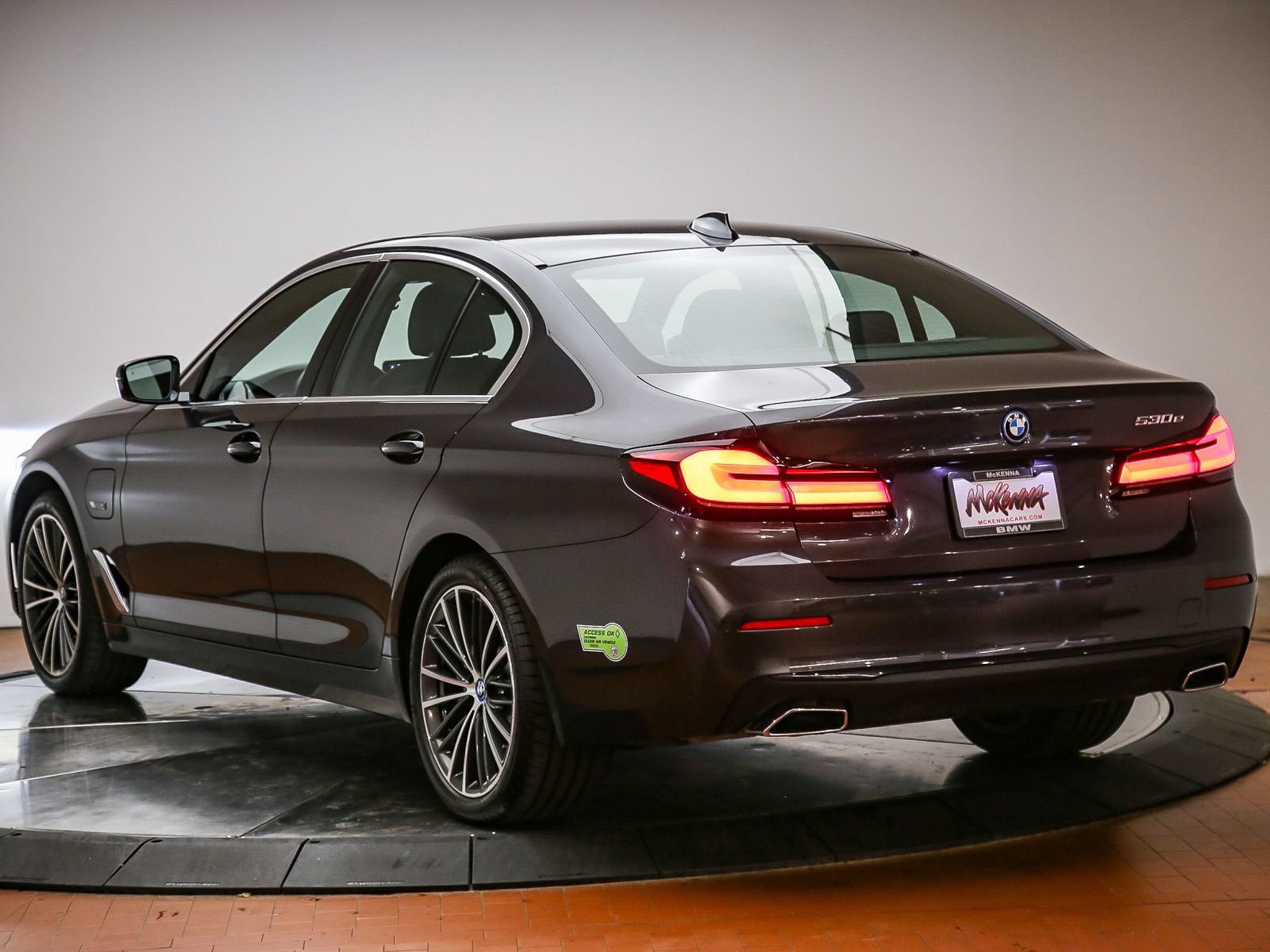 Certified 2023 BMW 530e w/ Premium Package RWD image 2