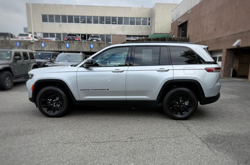 Used 2025 Jeep Grand Cherokee Altitude AWD/4WD image 14