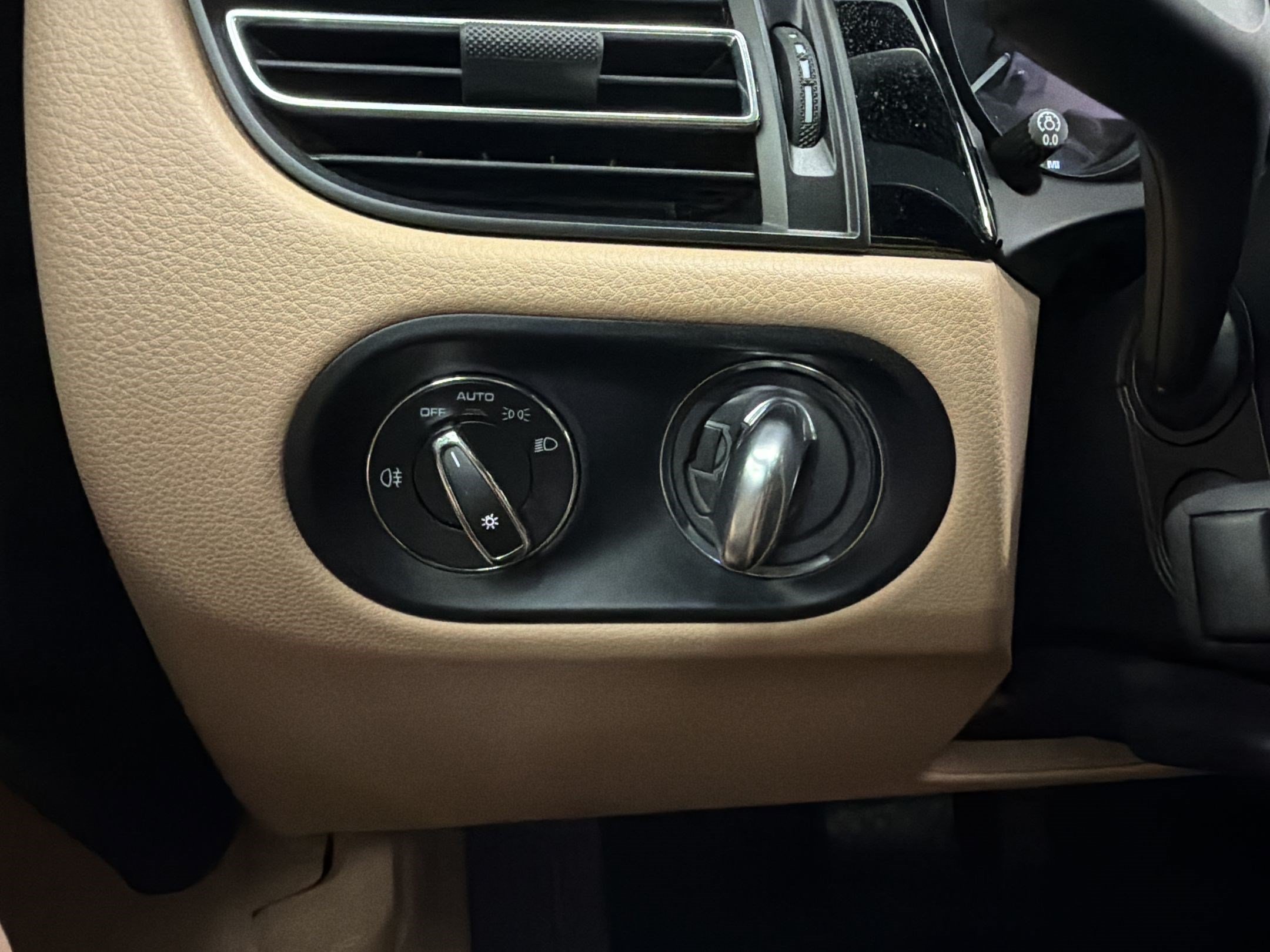 Certified 2023 Porsche Macan S AWD/4WD image 31
