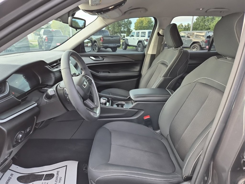 Used 2024 Jeep Grand Cherokee Laredo AWD/4WD image 13
