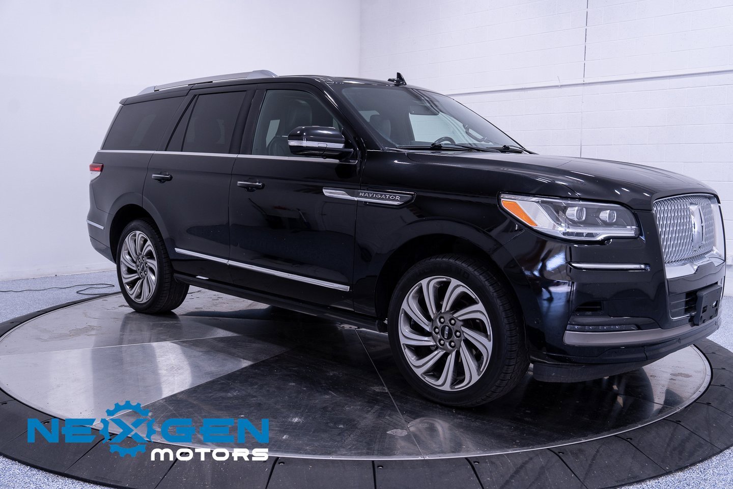 Used 2022 Lincoln Navigator Reserve image 1