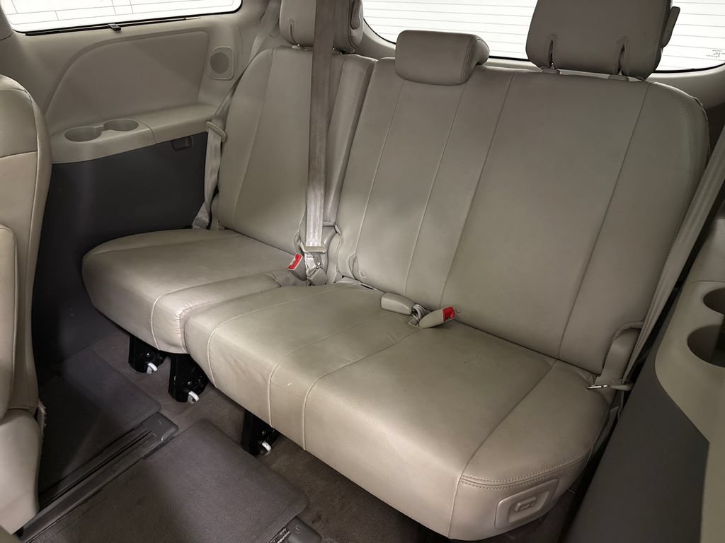 Used 2013 Toyota Sienna Limited w/ Premium Pkg FWD image 18