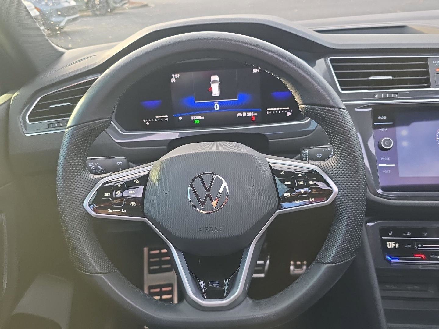 Used 2023 Volkswagen Tiguan SE R-Line image 13