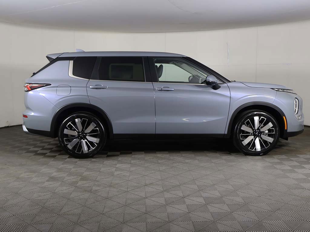New 2025 Mitsubishi Outlander SE image 19
