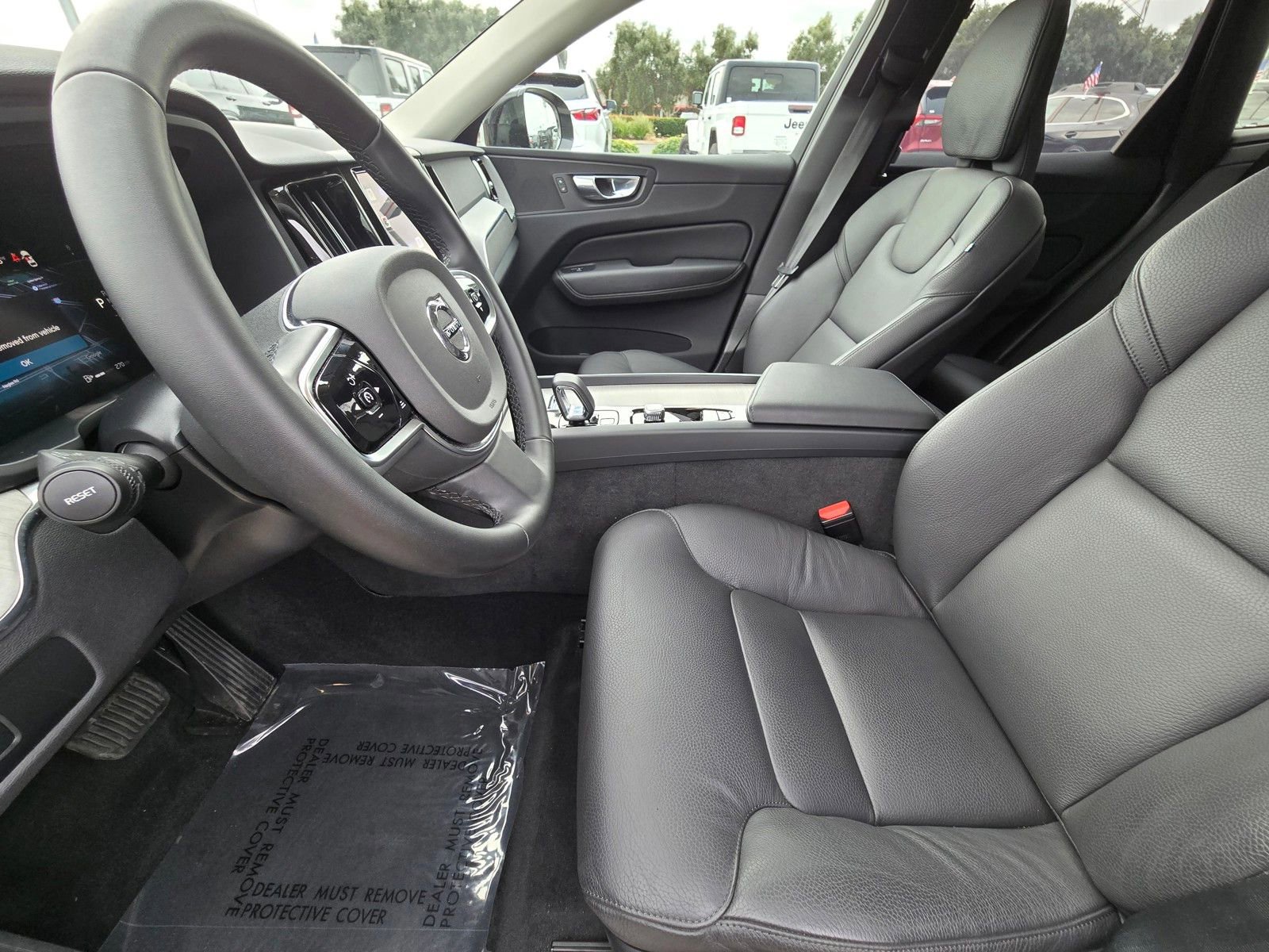 Used 2025 Volvo XC60 B5 Plus image 13